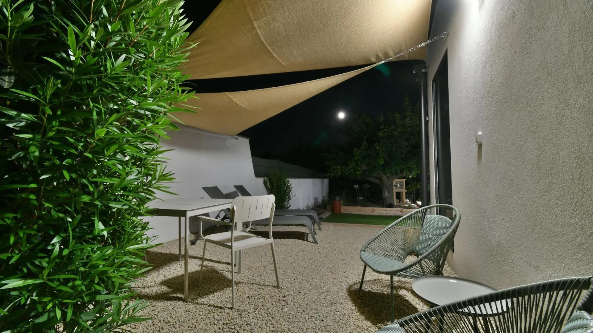 Une Nuit En Luberon Puyvert 0*,  France